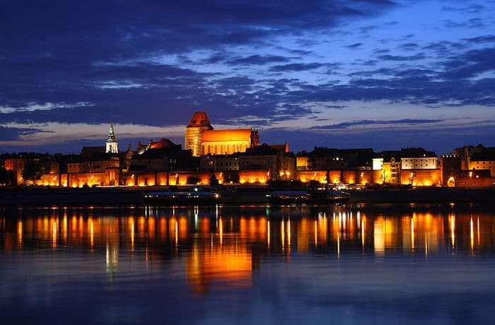 800px-Toruń_-_Old_Town_by_night_01.jpg 800px-Toruń_-_Old_Town_by_night_01.jpg