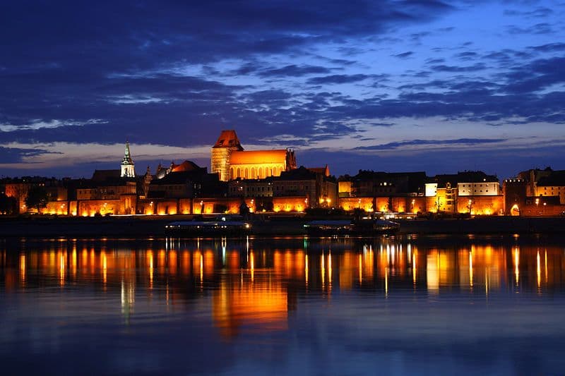 800px-Toruń_-_Old_Town_by_night_01.jpg 800px-Toruń_-_Old_Town_by_night_01.jpg